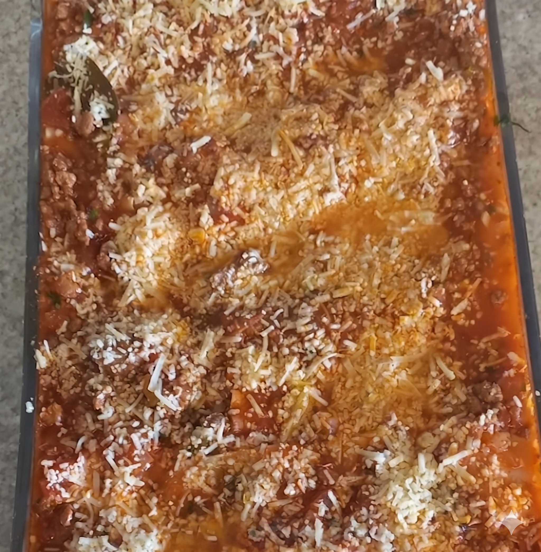 Prato de massa com molho de tomate caseiro e manjericão - gastronomia de qualidade em Santos