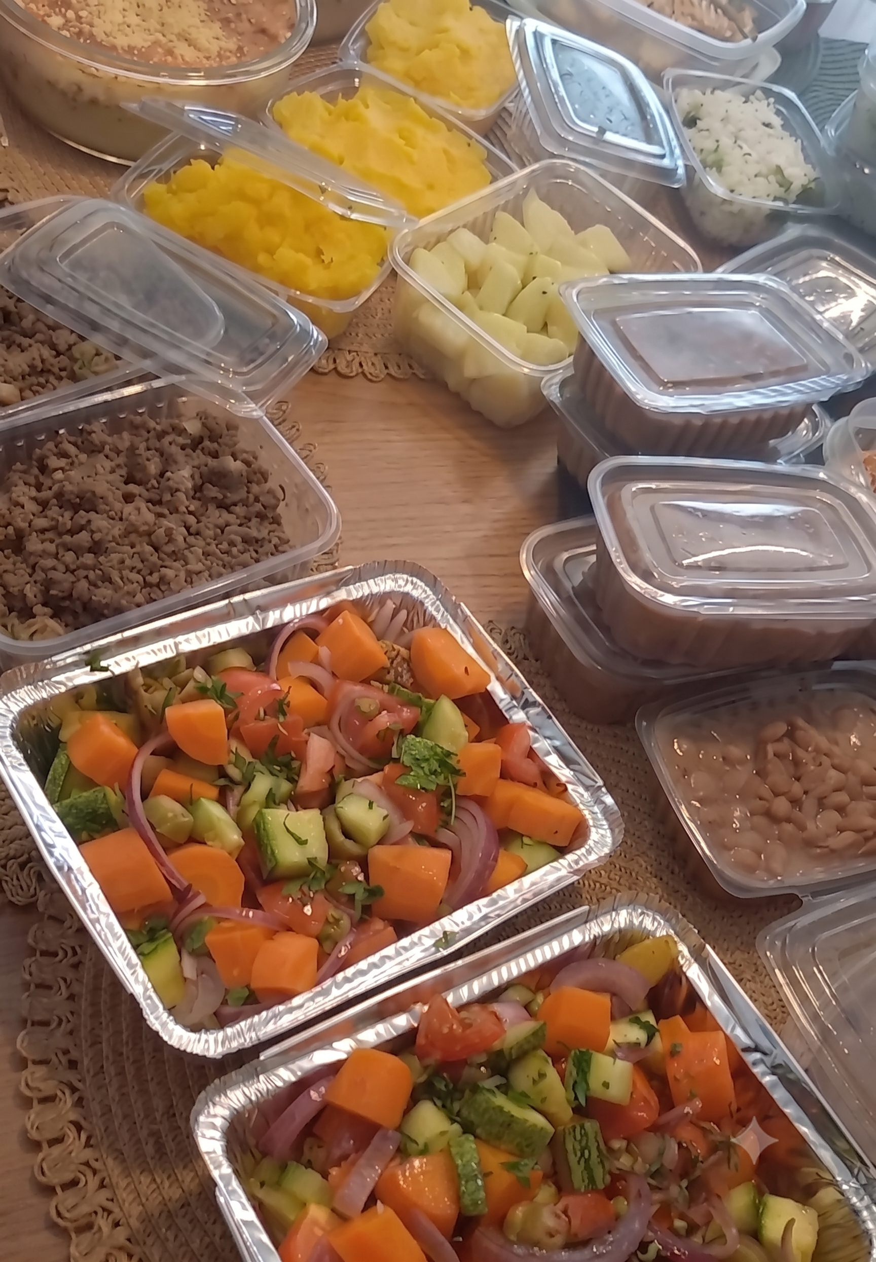 Bastidores da cozinha da Personal Chef Viviane Ramos mostrando organização e preparo das marmitas
